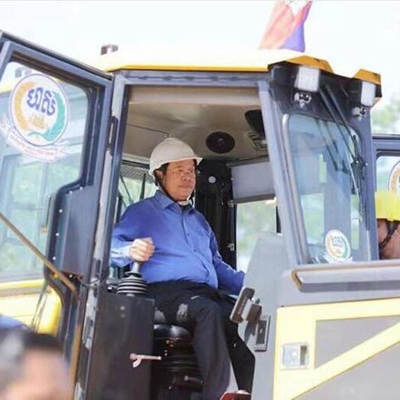 Kambodjansk premiärminister Hun Sen testar Shantui Bulldozer